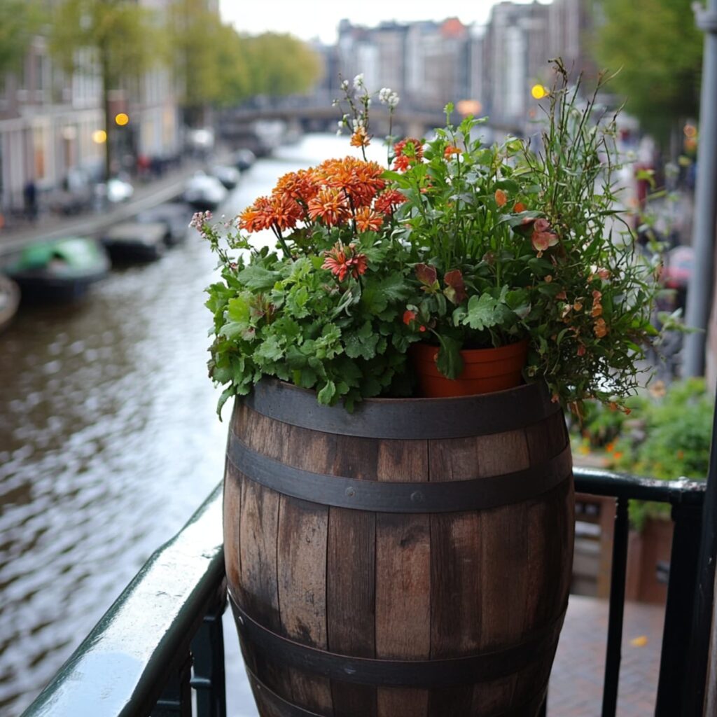 Ton met oranje bloemen erin op een balkon aan het water